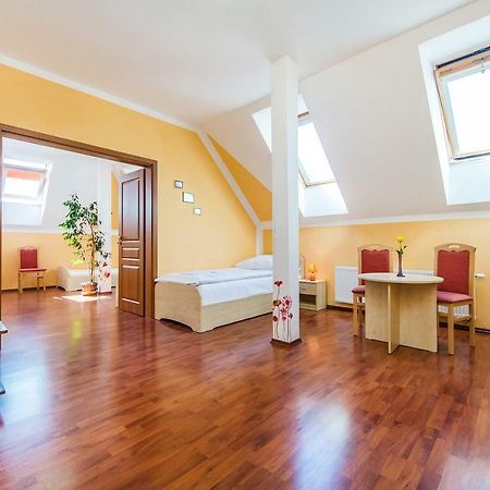 Hotel & Motorest V Udoli Zlateho Potoka Blsany Luaran gambar