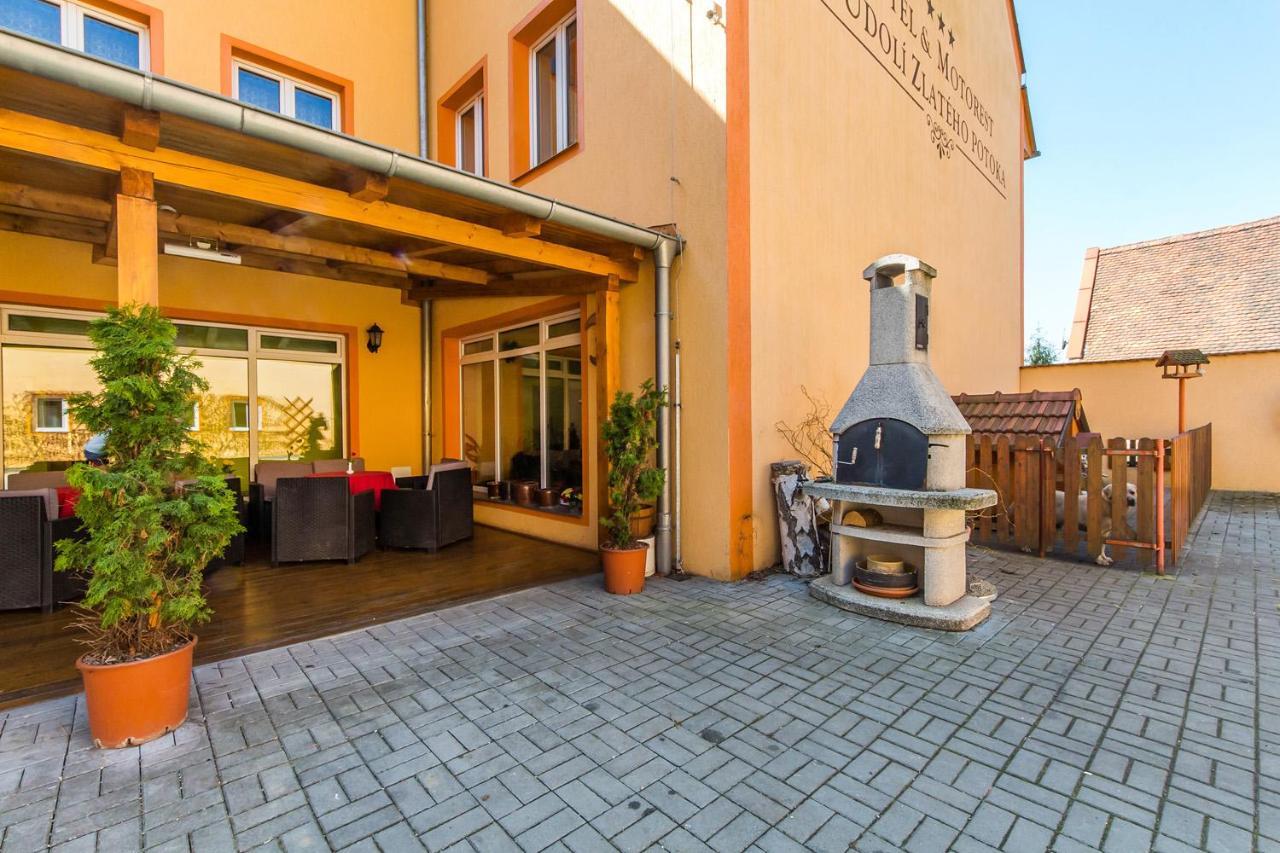 Hotel & Motorest V Udoli Zlateho Potoka Blsany Luaran gambar
