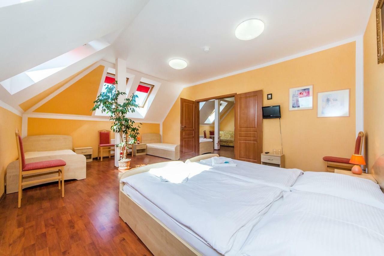 Hotel & Motorest V Udoli Zlateho Potoka Blsany Luaran gambar
